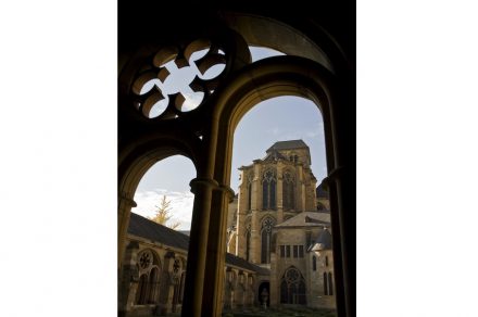 Der aus dem 13. Jh. stammende Kreuzgang in Trier verbindet den Dom und die Liebfrauenkirche. Diese repräsentiert einerseits die Verbindung zum europäischen Ausland, anderseits die Anbindung an frühere architektonische Stile. Foto: Trier Tourismus und Marketing GmbH