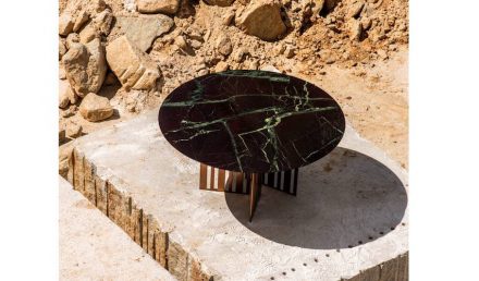 Dinner table „Angolo“. Design: Vivian Coser; company: Brasigran; granite Moulin Rouge.