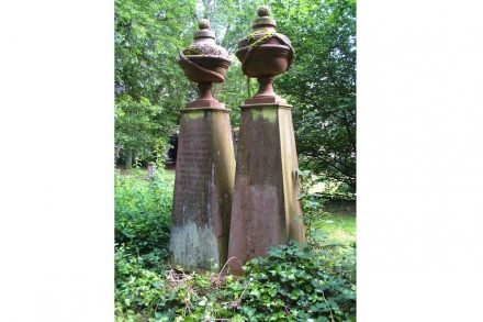 Die beiden ältesten Gräber aus dem Jahr 1763 für 2 gefallene preußische Offiziere. Foto: Kumbalan / <a href="https://commons.wikimedia.org/wiki/File:Gr%C3%A4ber_Pirmasens_1793.JPG"target="_blank">Wikimedia Commons</a>