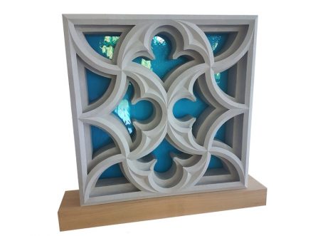 Joy Schnellenbach, Maßwerkleuchte, 63 cm x 12 cm x 63 cm, Obernkirchener Sandstein.