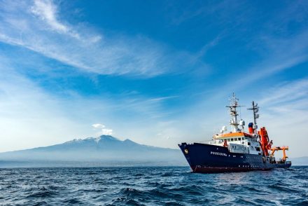 Das Forschungsschiff Poseidon vor dem Ätna. Foto: Felix Gross (CC BY 4.0)