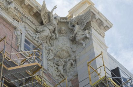 An der Fassade waren teilweise tonnenschwere Ensembles wie diese Eckkartusche in Einzelteilen zu fertigen und zu installieren. Foto: SHF / Marco Urban