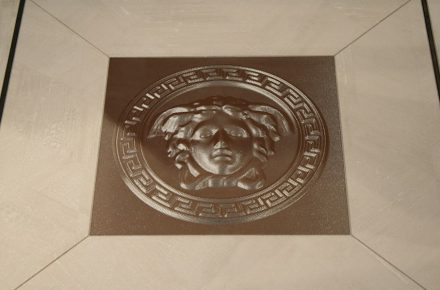 Fliese mit 3D-Effekt von <a href="http://www.versacecd.com/"target="_blank">Versace Ceramics</a>.
