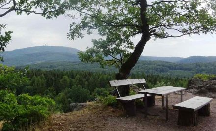 Der Große Inselberg, gesehen vom Meisenstein in Thüringen. Foto: GeoUnion
