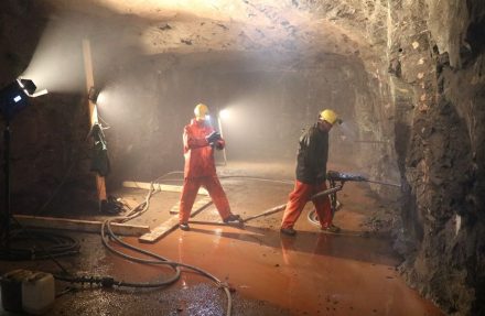Aus 150 Tonnen komplexer Erze, die aus dem „Besucherbergwerk Zinnkammern Pöhla“ im Erzgebirge (Bild) entnommen wurden, wollen Forscher Metalle auf wirtschaftliche Weise gewinnen. Quelle: Helmholtz-Zentrum Dresden-Rossendorf