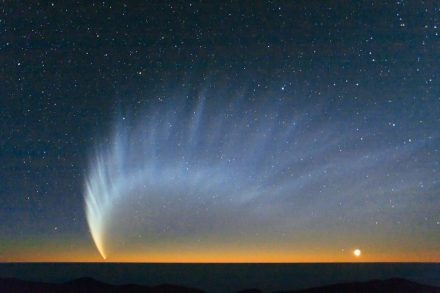 Comet McNaught over the Pacific Ocean. Image taken from Paranal Observatory in January 2007. Source: ESO/Sebastian Deiries