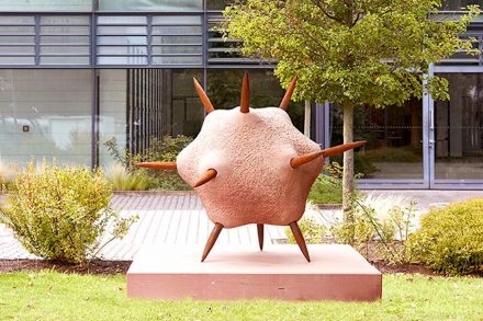 „Virus“ von Michaela Biet vor dem Fraunhofer ITWM in Kaiserslautern. Foto: Picard