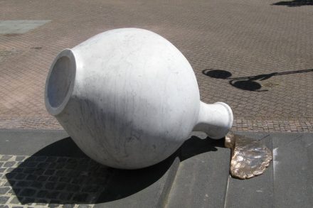 „Flow“, Marmor und Bronze, von Michaela Biet, aufgestellt in Hofheim am Taunus. Foto: amras.wi / <a href="https://commons.wikimedia.org/"target="_blank">Wikimedia Commons</a>