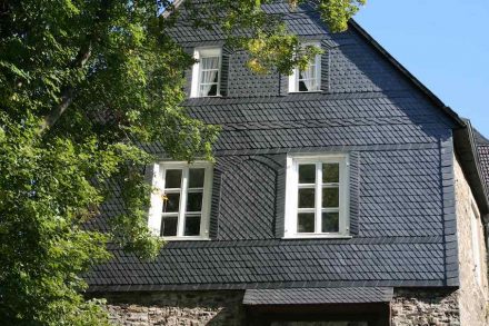 Schieferfassade am Eingangsgebäude von Schloss Hohenlimburg unweit von Hagen.