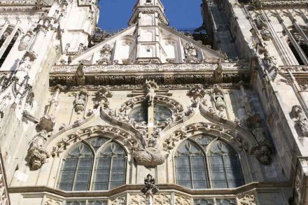 Der Naturstein an den alten Kirchen braucht Schutz gegen moderne Umwelteinflüsse und gegen den Lauf der Zeit. Hier das Hauptportal des Doms in Regensburg im September 2015.