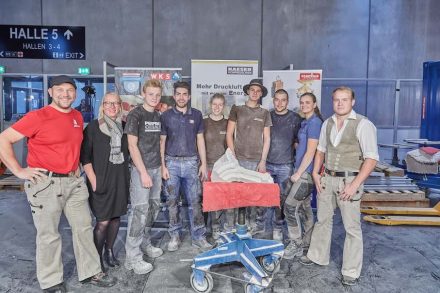 Erleichterung unmittelbar nach dem Wettbewerb; von links: Bernhard Hasenöhrl (SkillsAustria-Experte), Anna Singer (GF Steinzentrum Hallein), Sebastian Wienerroither, Samuel Steiner, Nadine Kanzler, Robert Ziller, Jakob Mayer, Anna Feldbauer und EuroSkills-Europameister 2016 Thomas Rudlstorfer.