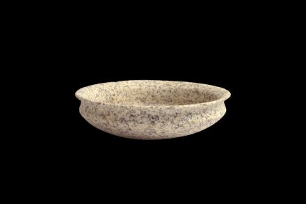 Schale mit nach außen gebogenem Rand. Monzogranit oder Granodiorit. 4.- Mitte 5. Dynastie (ca. 2600-2400 v. Chr.). H. 6,3 cm; B. 22,6 cm.