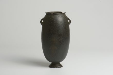 Eiförmiges Gefäß mit Standfuß. Basalt. Negade I (ca. 4000-3500 v. Chr.). H. 18 cm; B. 11,4 cm.