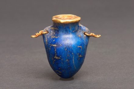 Kleines Fläschchen mit Goldapplikationen. Lapislazuli, Gold. 12. Dynastie (ca. 2000-1800 v. Chr.). H. 3,2 cm; B. 2,3 cm.