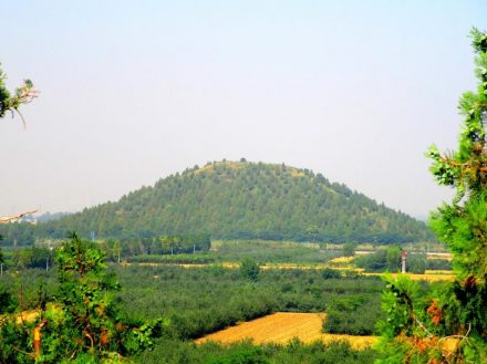 The huge mole of the Maoling Mausoleum of Emperor Wu of Han.