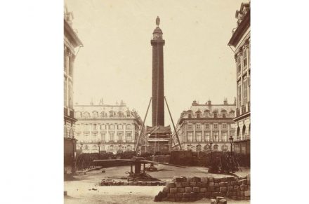 Bruno Braquehais (1823–1875): „The Toppling of the Vendôme Column, 1871“. Getty Research Institute, Los Angeles