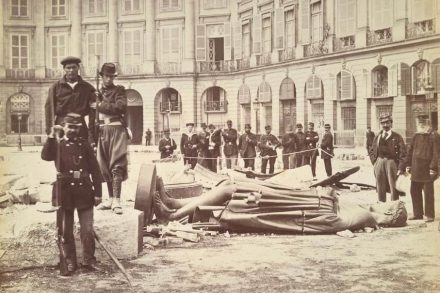 Bruno Braquehais (1823–1875): „The Toppling of the Vendôme Column, 1871“. Getty Research Institute, Los Angeles