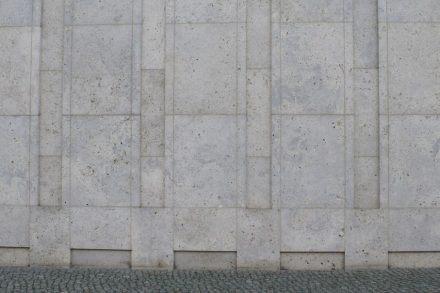 Fassadendetail an den Empfangsgebäuden.