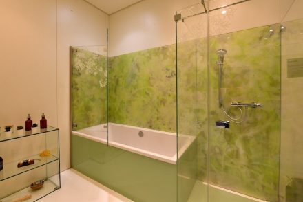 Glas für die Wände der Dusche (<a href="https://www.glastroesch.de/"target="_blank">Glas Trösch</a>).