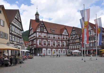 Bad Urach, Marktplatz mit Rathaus.