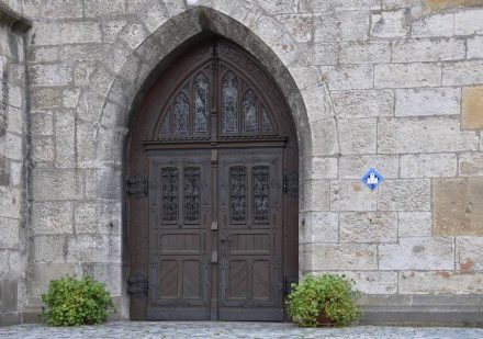 Bad Urach, Stiftskirche St. Amandus, Außenansicht, ein Seitenportal.