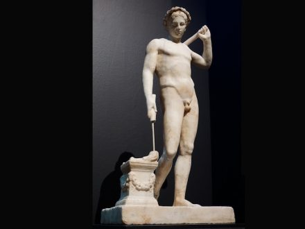 Marble statuette of a naked youth. Unknown provenance. Late 1st century B.C.. Photo: George E. Koronaios / <a href="https://commons.wikimedia.org/"target="_blank">Wikimedia Commons</a>
