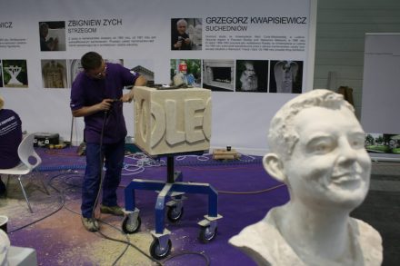 Steinbildhauer live bei der Arbeit auf der Messe.