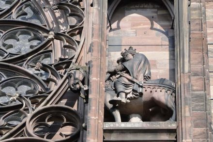 Detail aus der Fassade des Straßburger Münsters: Reiterstatue von Rudolf von Habsburg. Foto: Priscille Leroy / <a href="https://commons.wikimedia.org/"target="_blank">Wikimedia Commons</a>