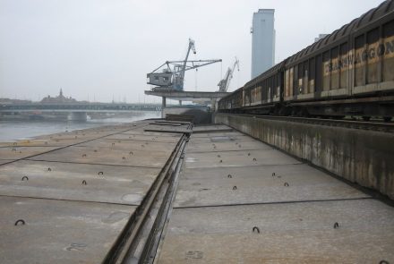 Blick auf die Dreirosenbrücke: Das Ufer im Jahr 2006...