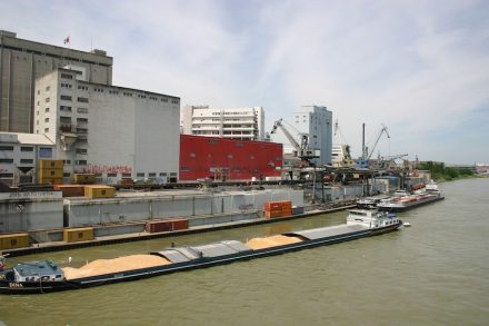 Blick von der Dreirosenbrücke: Das Ufer im Jahr 2006...