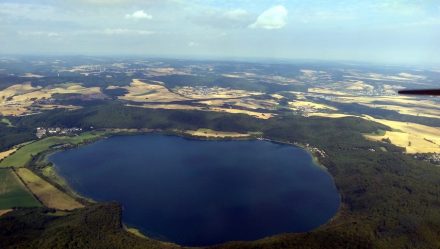 Der Laacher See, Krater eines Vulkanausbruch vor knapp 13.000 Jahren. Foto: Df1paw / <a href="https://commons.wikimedia.org/"target="_blank">Wikimedia Commons</a>