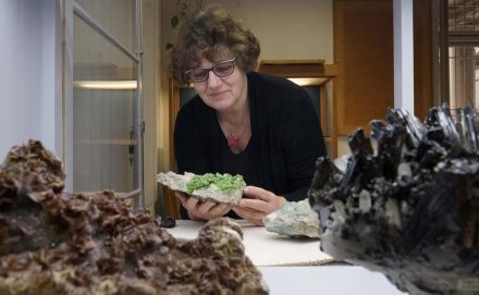 Die Kustodin der Mineralogischen Sammlung der Universität Jena, Dr. Birgit Kreher-Hartmann, mit einem Pyromorphit (Grünbleierz) aus Slowenien.