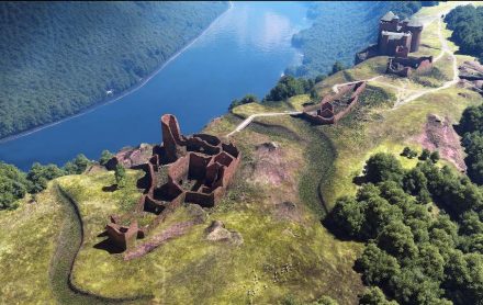 Rekonstruktion der Burg Montclair um 1500 unweit der Saarschleife. Im Hintergrund die 1440 errichtete Burg Neu-Montclair. Im Vordergrund die in dieser Ansicht rekonstruierten Ruinen von Alt-Montclair. Quelle: Historisches Museum Saar, Mikko Kriek, in Zusammenarbeit mit Joachim Zeune, Marc Engel, Detlef Schmidt, Simon Matzerath.