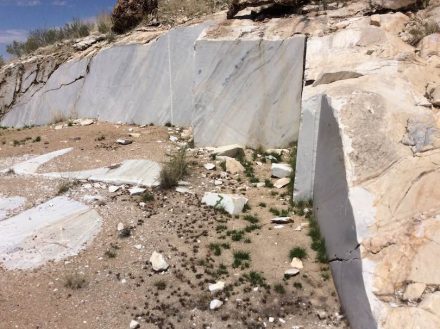 Unsere Fotos wurden 2017 im heutigen Namibia unweit der Ortschaft Karibib aufgenommen, wo es von 1903 bis 2013 Marmorabbau gab. Betreiber war ehemals die Afrika-Marmor-Kolonial-Gesellschaft.