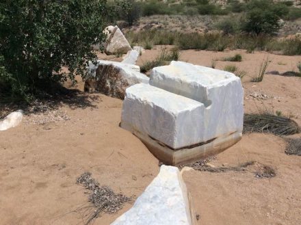 Unsere Fotos wurden 2017 im heutigen Namibia unweit der Ortschaft Karibib aufgenommen, wo es von 1903 bis 2013 Marmorabbau gab. Betreiber war ehemals die Afrika-Marmor-Kolonial-Gesellschaft.