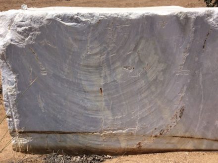 Unsere Fotos wurden 2017 im heutigen Namibia unweit der Ortschaft Karibib aufgenommen, wo es von 1903 bis 2013 Marmorabbau gab. Betreiber war ehemals die Afrika-Marmor-Kolonial-Gesellschaft.