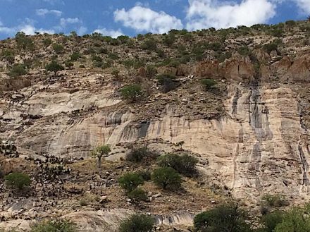 Unsere Fotos wurden 2017 im heutigen Namibia unweit der Ortschaft Karibib aufgenommen, wo es von 1903 bis 2013 Marmorabbau gab. Betreiber war ehemals die Afrika-Marmor-Kolonial-Gesellschaft.