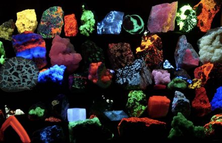Manche Minerale zeigen sich im UV-Licht mit ganz ungewöhnlichen Farben. Foto: Hannes Grobe, AWI / <a href="https://commons.wikimedia.org/"target="_blank">Wikimedia Commons</a>