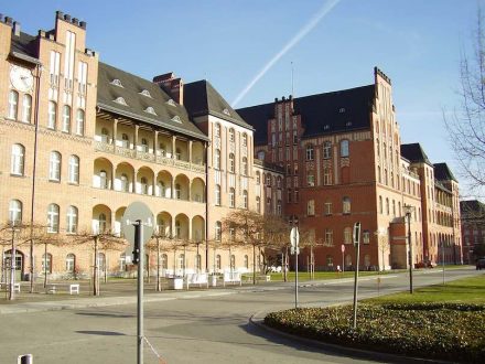 Stattliche Gebäude mit Backstein-Fassaden prägen den Campus Mitte der Berliner Charité. Naturstein findet sich in vielen Details. Foto: Werneuchen / <a href="https://commons.wikimedia.org/"target="_blank">Wikimedia Commons</a>