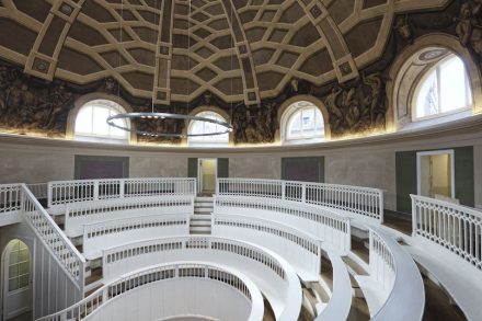 Eine Attraktion auf dem Campus Mitte der Charité ist das Tieranatomische Theater von Carl Gotthard Langhans, erbaut 1789/90. Das Foto zeigt den Zustand nach der Wiederherstellung 2012. Foto: Matthias Heyde, HU Berlin / <a href="https://commons.wikimedia.org/"target="_blank">Wikimedia Commons</a>