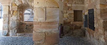 An altem Natursteinmauerwerk kann es Schäden mit vielfältigen Ursachen geben.