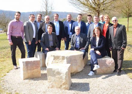 Die Netzwerkpartner beim Treffen in Kinding (v.l.n.r stehend): Philipp Textor, H. Geiger, Karl Tratz, Franken-Schotter, Uwe Sinn, Stadt Pappenheim, Georg Stark, Landratsamt Eichstätt, Rainer Hohenwarter, H. Geiger/Max Balz, Richard Mittl, Markt Mörnsheim, Christian Speth, Landratsamt Eichstätt, Jens Geiger, Schotter- und Steinwerk Weißenburg, Holger Weisel, Solnhofen Stone Group, Marcus Rauch, Bayern Innovativ, Sabine Unterlandstaettner, Landratsamt Weißenburg-Gunzenhausen, Dr. Martin Röper, Rotary Club Weißenburg. (v.l.n.r. sitzend) Manfred Schneider, Gemeinde Solnhofen, Alfred Maderer, Gemeinde Langenaltheim, Tanja Flügel, Bayern Innovativ.
