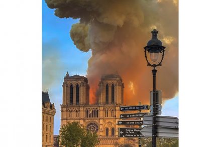 Notre-Dame, Paris, on the evening of April 15, 2019. Photo: Milliped / <a href="https://commons.wikimedia.org/"target="_blank">Wikimedia Commons</a>