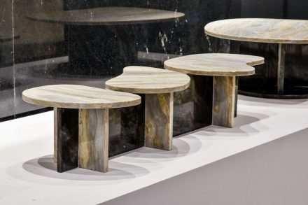 Tisch „Garoa“. Design: Rodrigo Ohtake. Firma: Qualitá Group. Stein: Marmor Riviera (Tischplatte), Marmor Lanzarote.