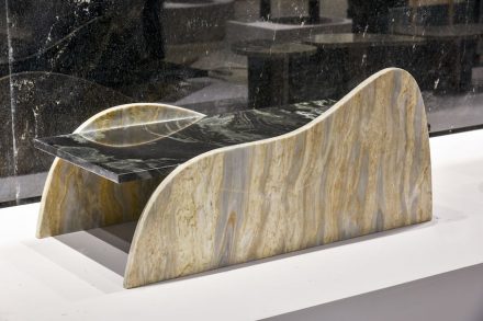 Tisch „Entremontes“. Design: Rodrigo Ohtake. Firma: Qualitá Group. Stein: Marmor Lanzarote (Platte), Marmor Riviera.