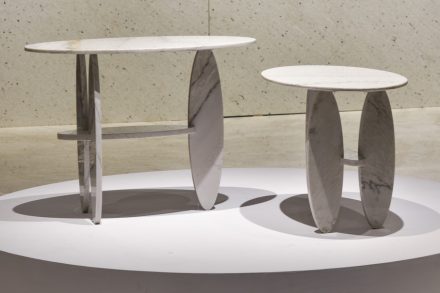 Tisch „Pablinas II“. Design: Leo Di Caprio. Firma: Granduvale Mineração. Stein: Quarzit Santorini, gegen das Lager geschnitten.