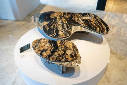 Beistelltisch „Tapis“ series. Design: Luciano Dalla Marta. Firma: Guidoni. Stein: Marmor Maximus (oben), Granit Amarone (unten).