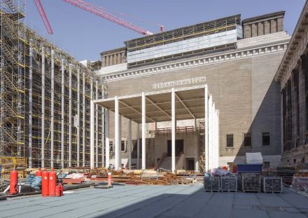 Der im Rohbau fertiggestellte Tempietto dient künftig als zentral gelegener Zugang zum Pergamonmuseum. Foto: BBR / Peter Thieme