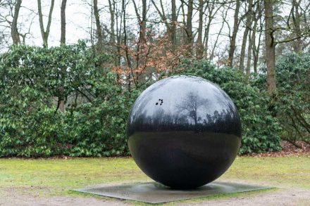 Jan van Munster (Gorinchem, 1939), „Battery for five fingers“, 1995, black granite, 170 × 172 × 170 cm.