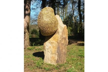 Bill Woodrow (Henley-on-Thames, 1948), „Rockswarm“, 2001, stone, bronze and gold leaf, 203 × 86 × 120 cm.